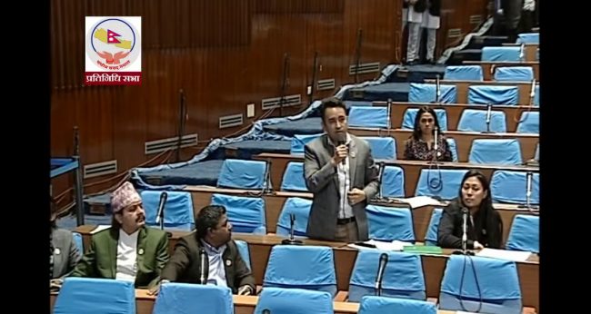 संसद बैठकमा राम्रोसँग नसुन्दा रास्वपाका सांसदहरु यसरी हाँसोका पात्र बने