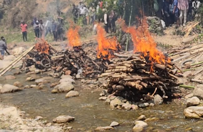 अर्घाखाँचीमा आगोले जलेर मृत्यु भएका चार जनाको सामूहिक दाहसंस्कार