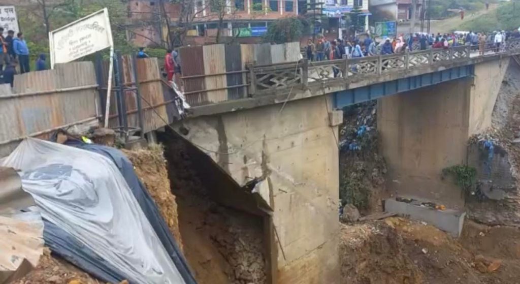 पुल भासिएपछि पृथ्वीराजमार्गमा सवारी आवागमन अवरुद्ध