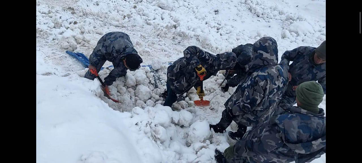 दार्चुलामा हिमपहिरो : भारतीय सडक प्रयोग गरी शव खलंगा ल्याइँदै, दुई अझै बेपत्ता