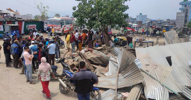 मनोहरा क्षेत्रका अतिक्रमित घरटहरा हटाइँदै