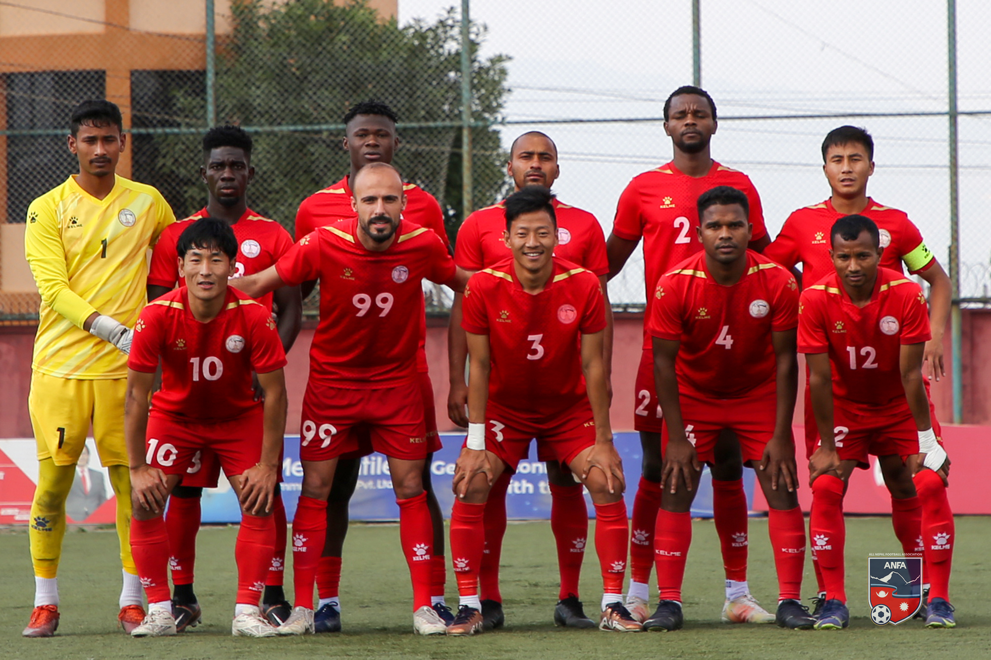 पुलिसले संकटालाई हरायो, हिमालयन शेर्पा र मनाङले अंक बाँडे