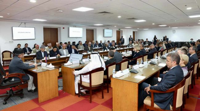 विभिन्न देशका राजदूतसँग छलफल गर्दै प्रधानमन्त्री