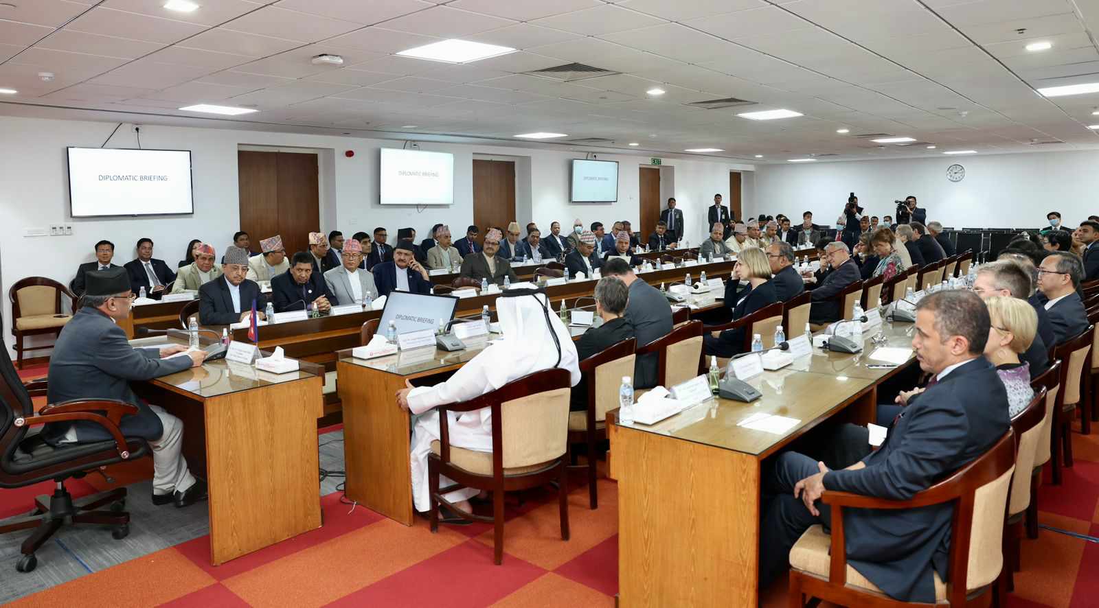 विभिन्न देशका राजदूतसँग छलफल गर्दै प्रधानमन्त्री