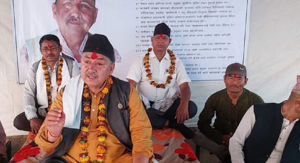 पुल निर्माणकाे माग राख्दै कांग्रेस सांसद सञ्जय गौतम आमरण अनशनमा