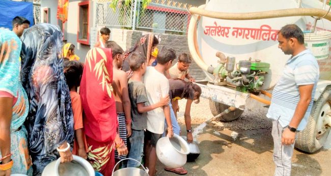 धारा र चापाकलबाट पनि आउन छोडेपछि ट्यांकरबाट पानी वितरण