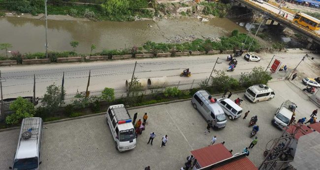 बसपार्क बाहिरका टिकट काउण्टर हटाइए