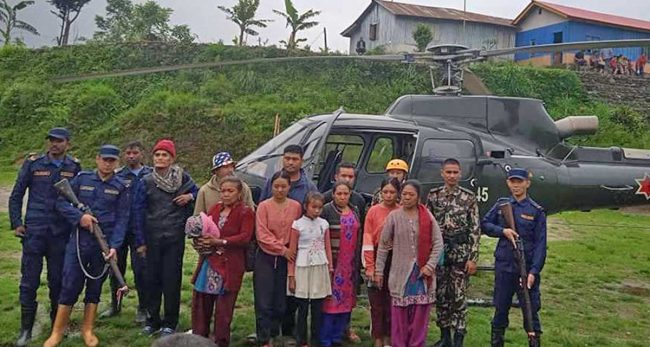 पाँचथर पहिरो : १२ जनाको हेलिकोप्टरबाट उद्धार