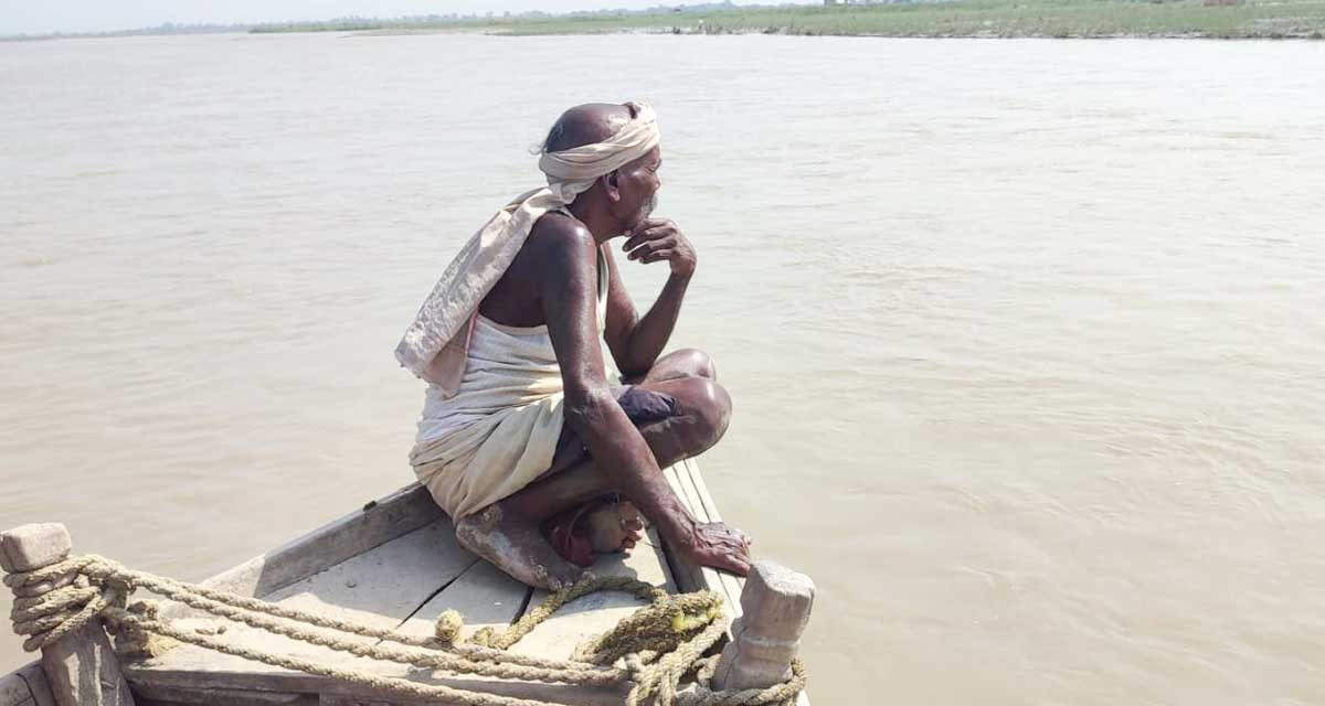 कमला किनारमा बाढी पर्खिरहेका माझी