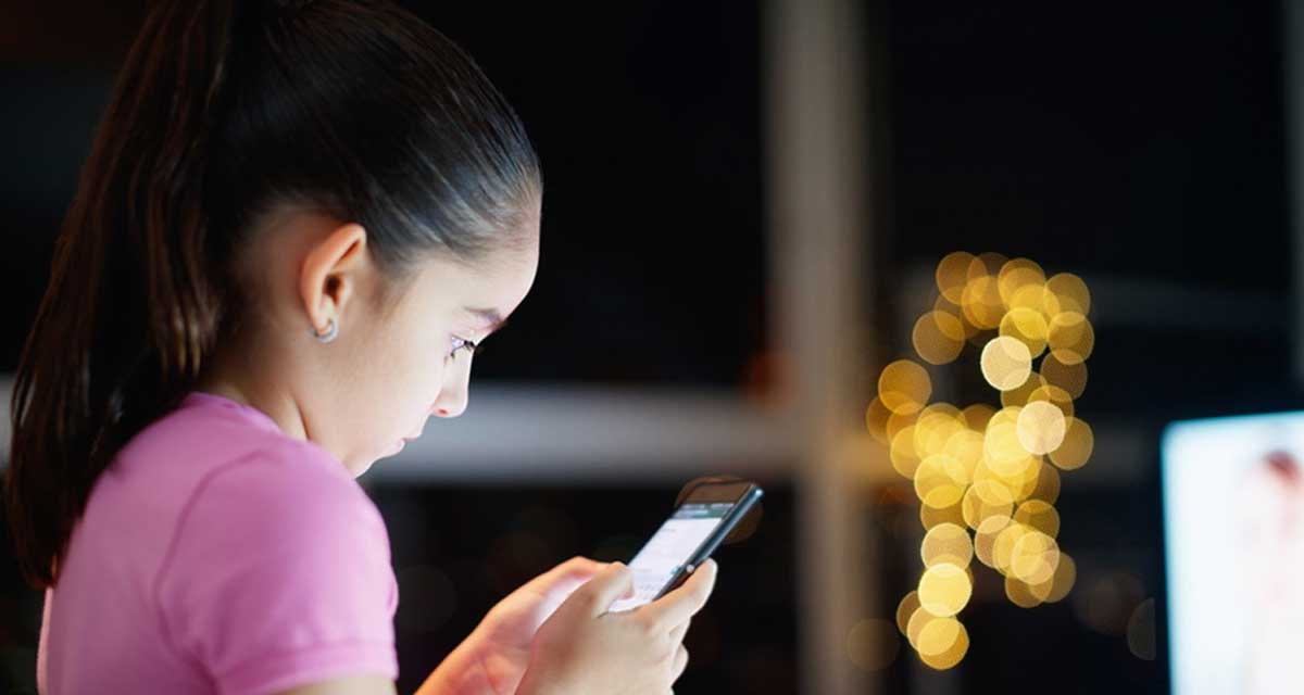 मोबाइल प्रयोगले बालबालिकामा एकोहोरो हुने, रिसाउने, झर्किनेजस्ता समस्या