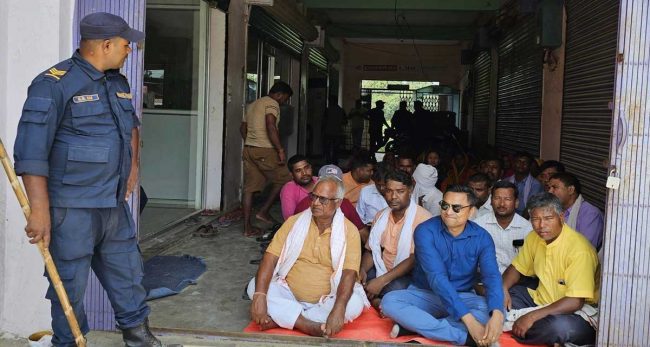 रौतहटको गरुडा नगरपालिकामा तीन दिनदेखि उपमेयरको धर्ना, बजेट प्रस्तुत हुन सकेन्