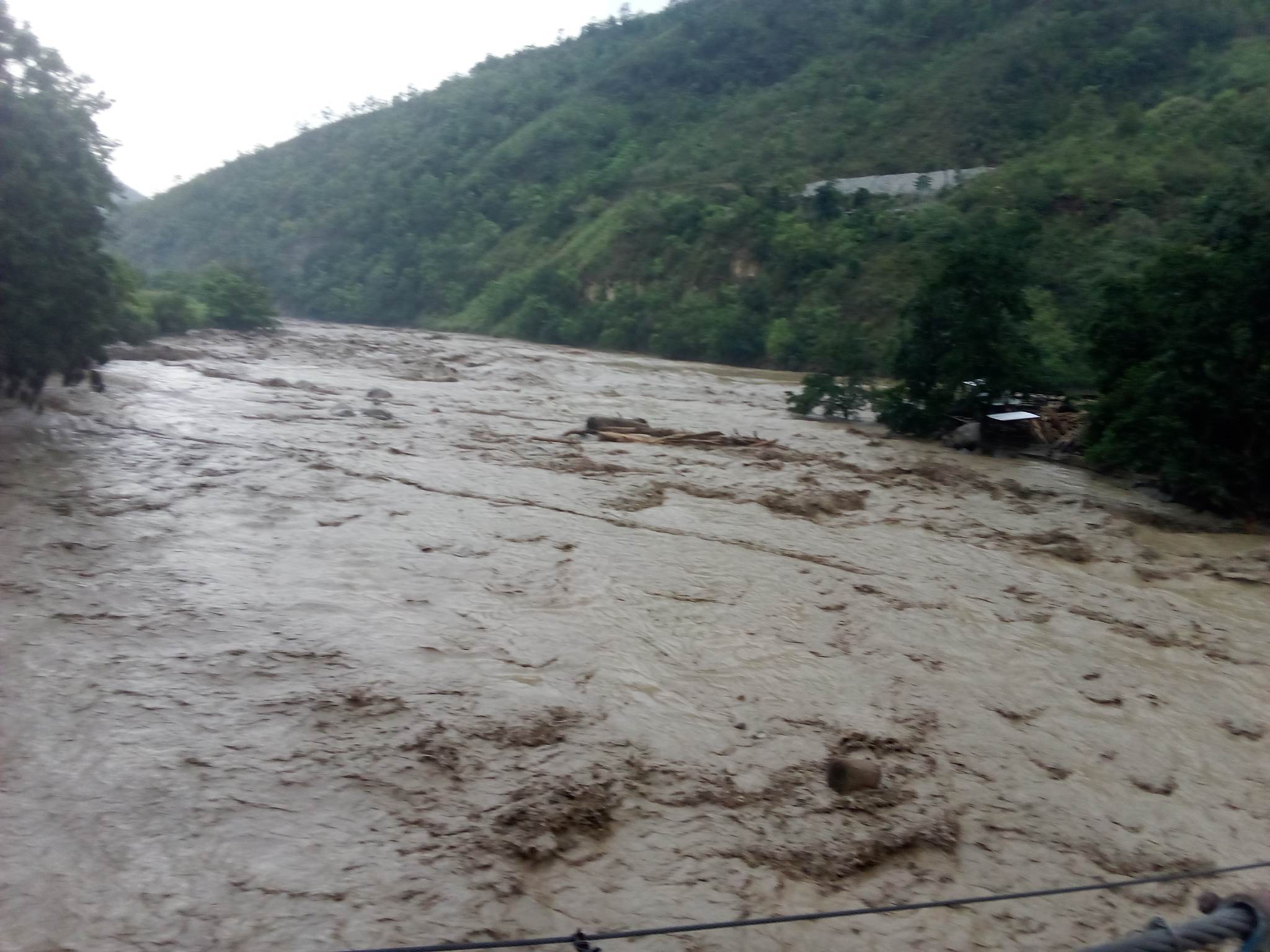 ताप्लेजुङको मेहेलेमा पहिरोमा परी एक बेपत्ता, दुई घाइते