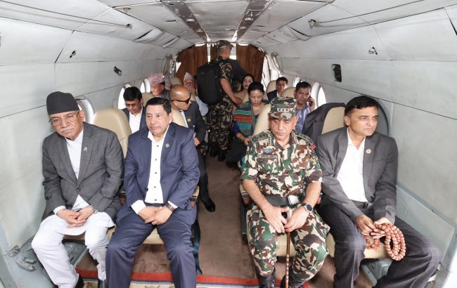 बाढी पहिरोको प्रभावित क्षेत्रमा  हेलिकप्टरमार्फत प्रधानमन्त्रीसहितकाे टाेली निरीक्षणमा (तस्वीरहरू)