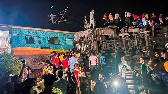 भारतको उडिसामा रेल दुर्घटनामा २३३ यात्रुको मृत्यु, ९०० बढी घाइते