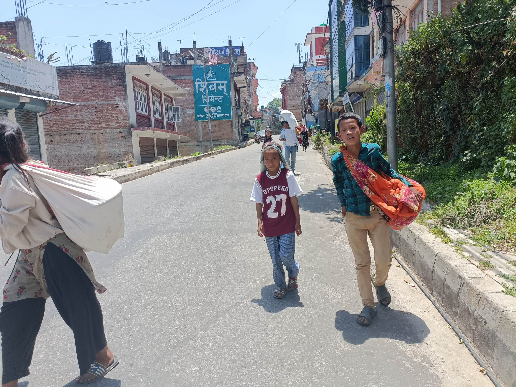 काफल बेचेर कलम कापीको जोहो गर्दै बालबालिका