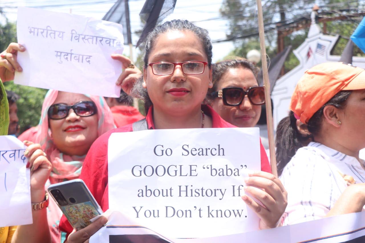 राप्रपाकाे युवा संगठनद्वारा भारतीय दूतावास अगाडि प्रदर्शन (फाेटाेफिचर)