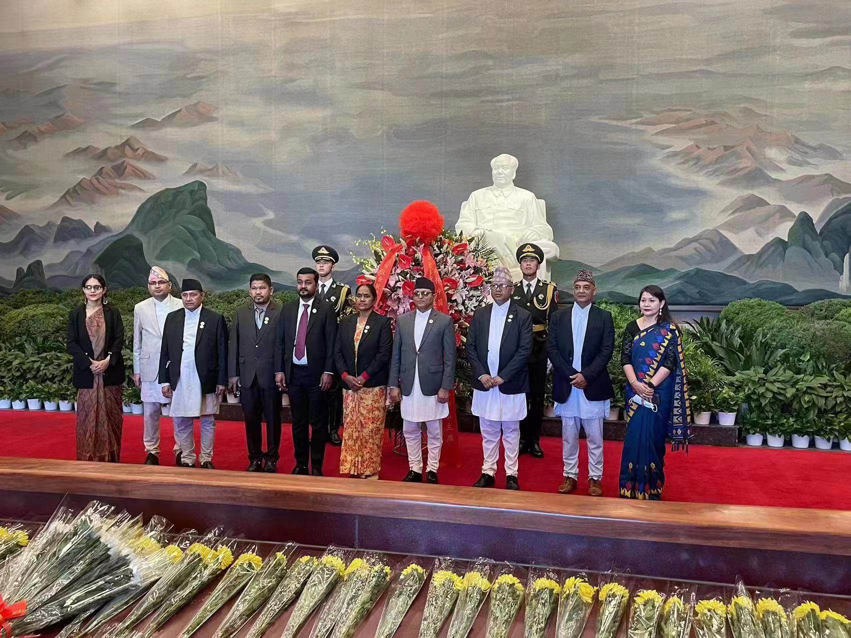 माओत्सेतुङको समाधिस्थलमा पुगेर राष्ट्रियसभा अध्यक्ष तिमिल्सिनाले गरे श्रद्धाञ्जली अर्पण