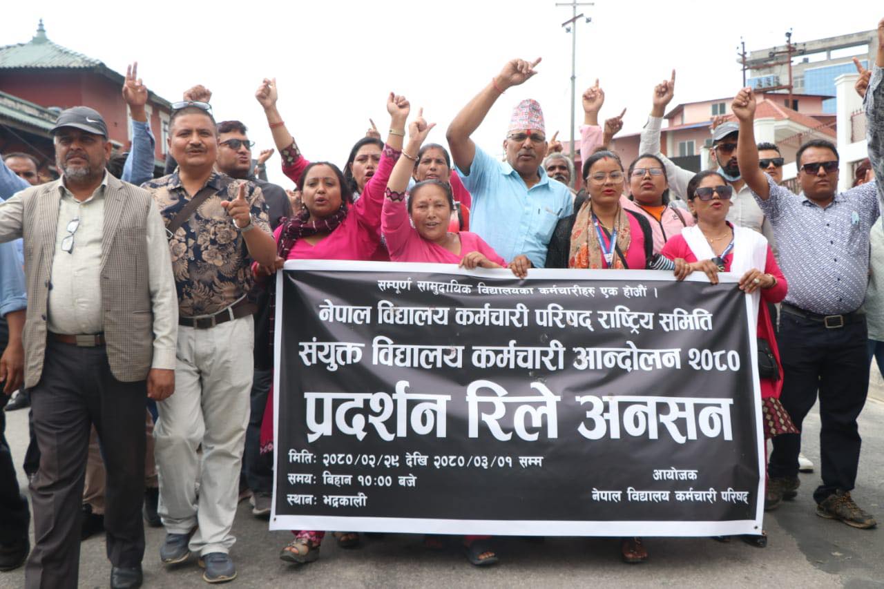 विद्यालयका कर्मचारीको आन्दोलन : रिले अनसनदेखि प्रदर्शनसम्म (फोटो फिचर)