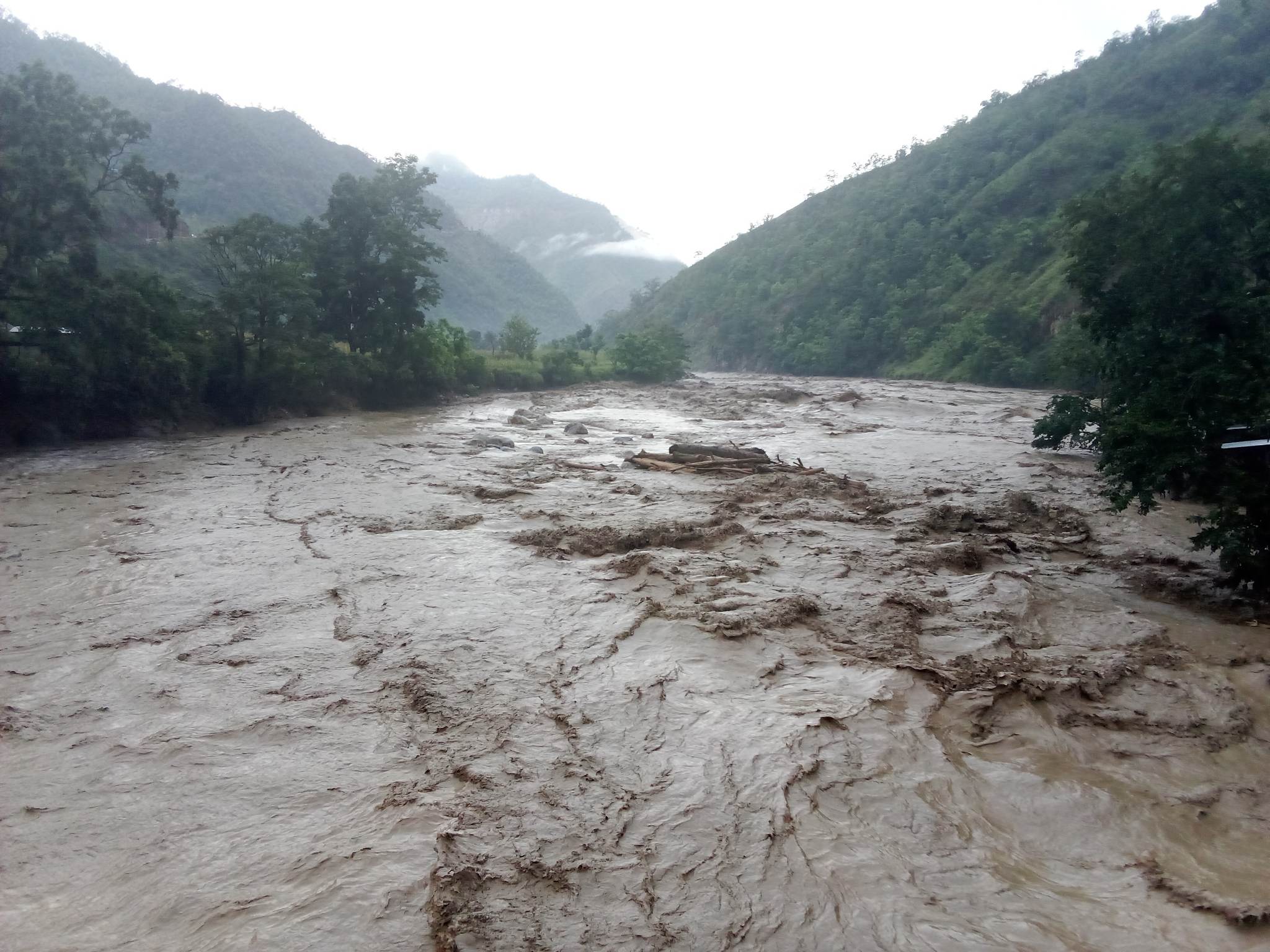 पहिरोमा परेर छोराको मृत्यु, बाबु बेपत्ता