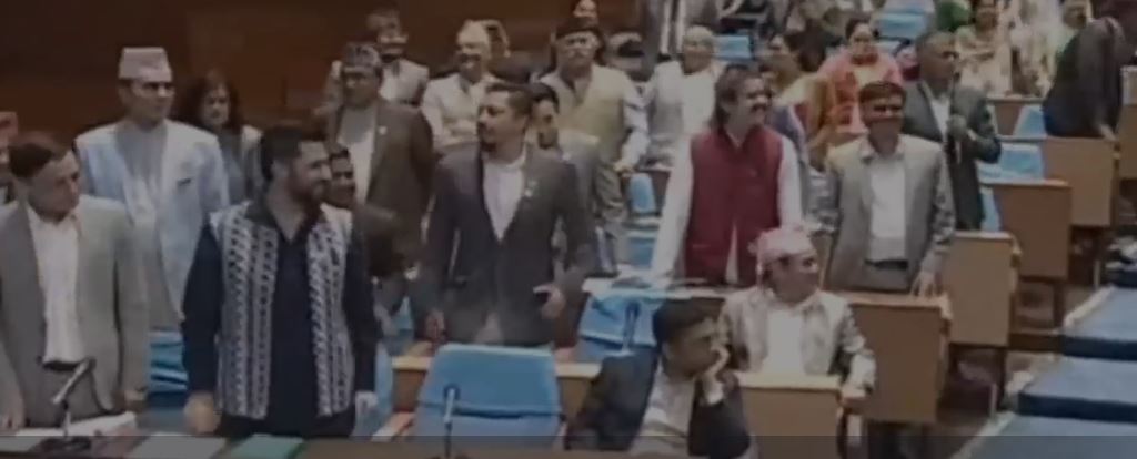 रास्वपा सांसद शिशिर खनालले प्रधानमन्त्री भैंसी चढेर आए भनेपछि संसदमा हंगामा