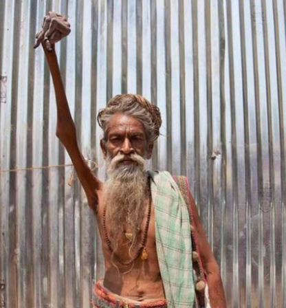 भारतका एउटा बाबा, जो ४० वर्षदेखि दाहिने उचालेर बसिरहेका छन्