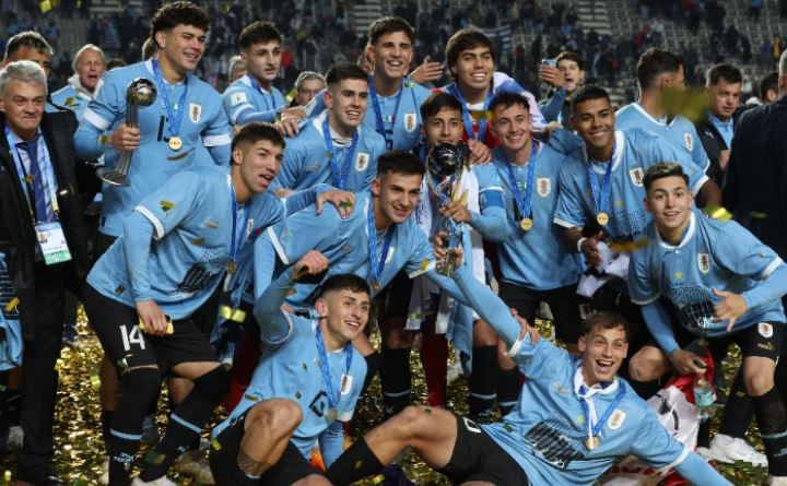 उरुग्बेलाई फिफा यू-२० को उपाधि