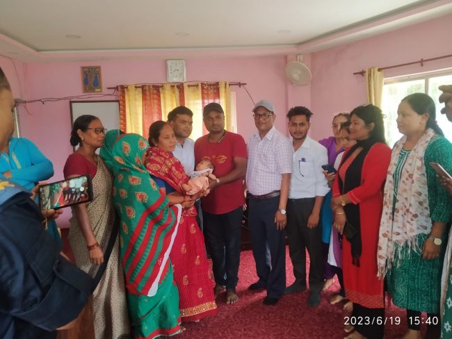 अस्पतालको गेट नजिकै बेवारिसे फेला परेको शिशु आफन्तलाई जिम्मा लगाइयो