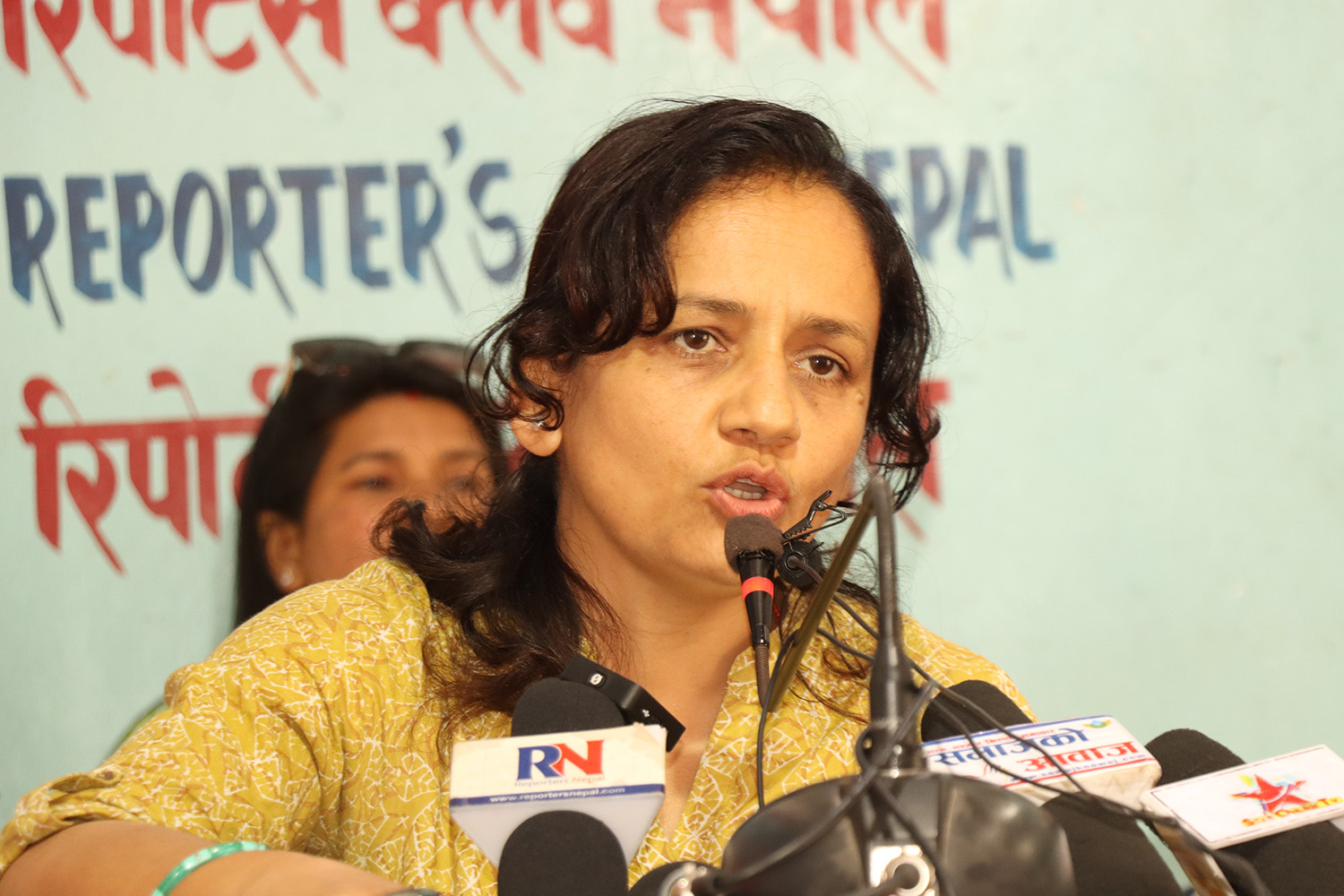 नागरितासम्बन्धी व्यवस्थाप्रति असन्तुष्टि जनाउँदै तारा बरालले च्यातिन् संविधान