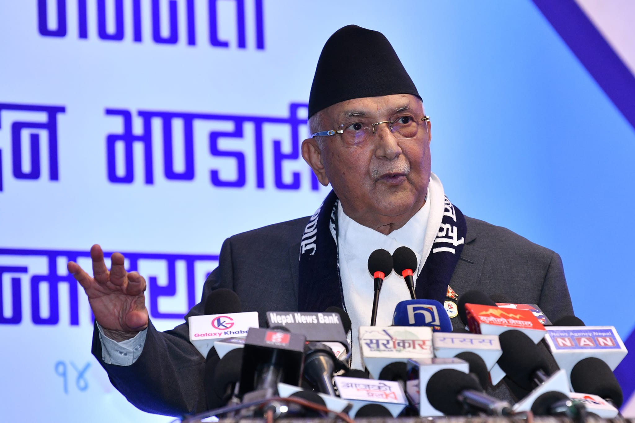 भोकमरी कायमै छ भने विकास र मानवअधिकारका कुरा गरेर हुँदैछ : अध्यक्ष ओली