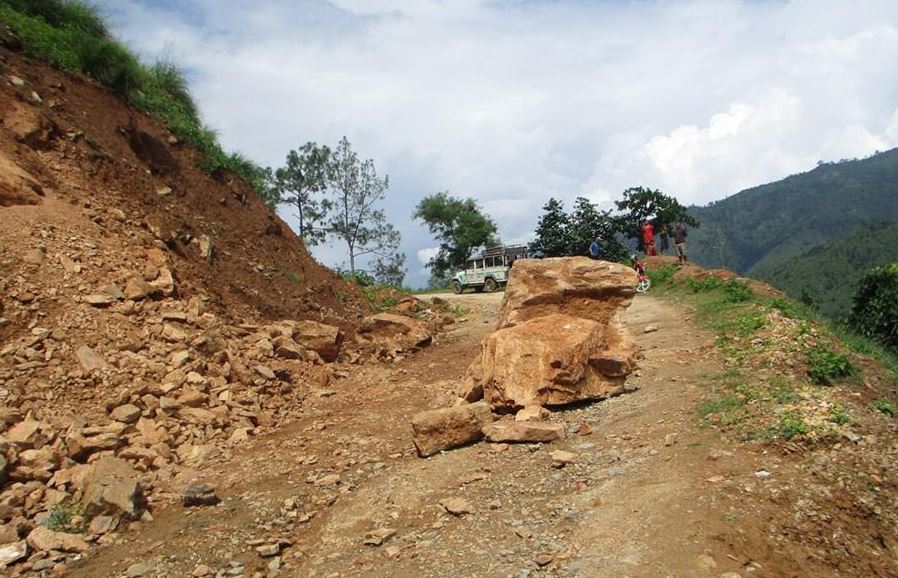 दुईवटा घरका लागि बस्ती नै जोखिममा पारेर सडक खन्दै