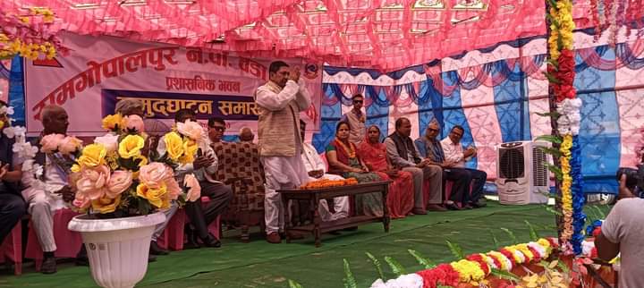 मिटरब्याज पीडितसँग गृहमन्त्रीले भने- ‘प्रहरीले दुःख दिएको छ? मलाई भन्नुहोस्’