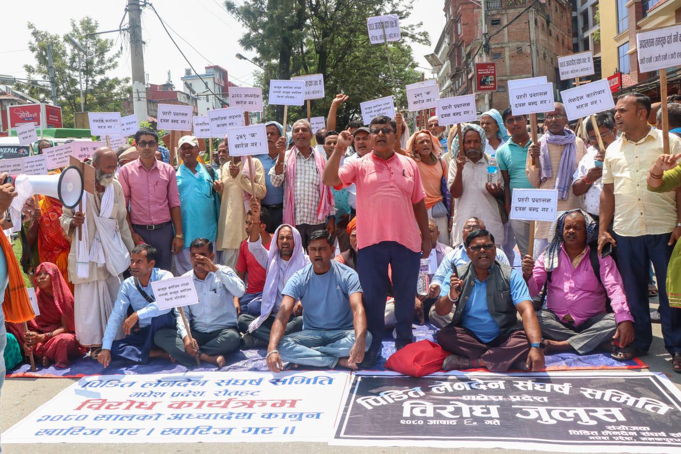 लेनदेन कारोबार सहज गर भन्दै पीडित लेनदेन संघर्ष समितिले दिए धर्ना (फोटोफिचर)