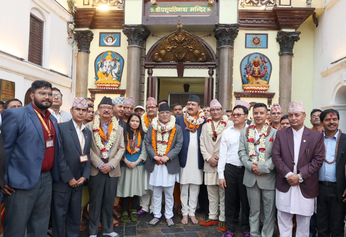 प्रधानमन्त्री दाहाल पशुपतिनाथ मन्दिरमा (फाेटाेफिचर)
