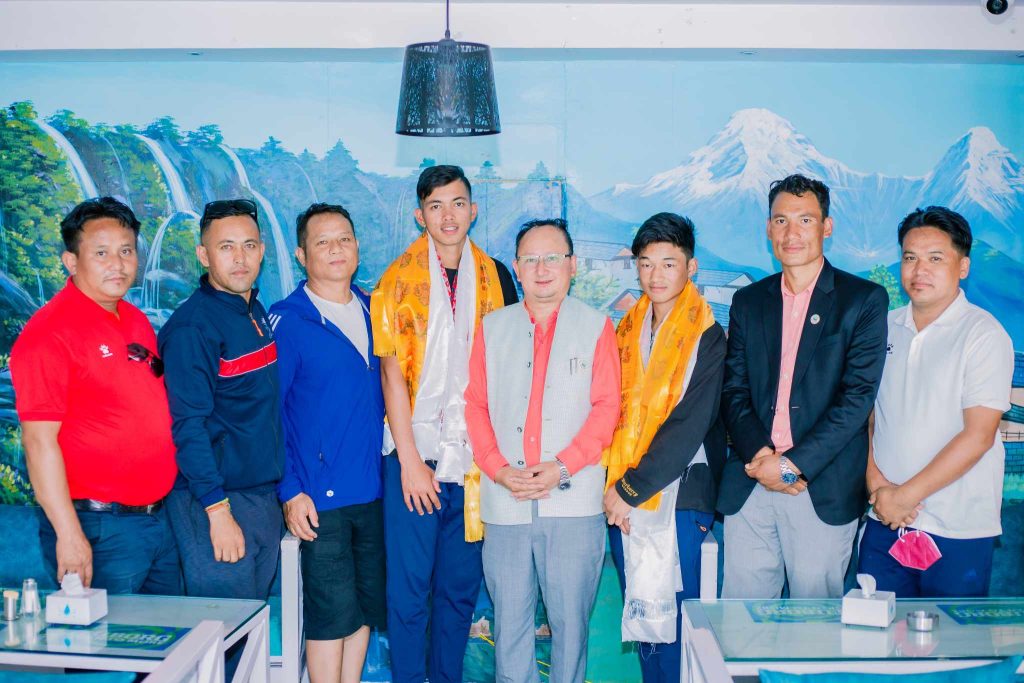 पालिकाको सहयोगमा पाँचपोखरीका दुई क्रिकेट खलाडी तालिमका लागि भारत प्रस्थान