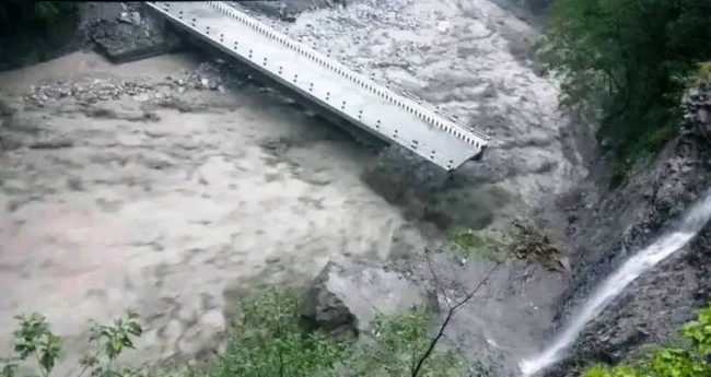 ताप्लेजुङमा बाढीले पुल बगायो, वर्षाले जनजीवन प्रभावित