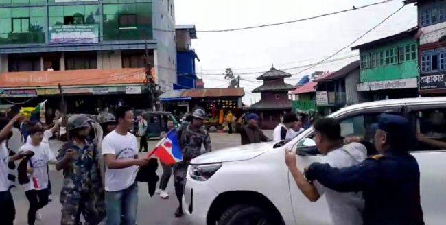 इलाममा योगेश भट्टराईलाई कालो झन्डा देखाइएको प्रति एमालेको आपत्ति