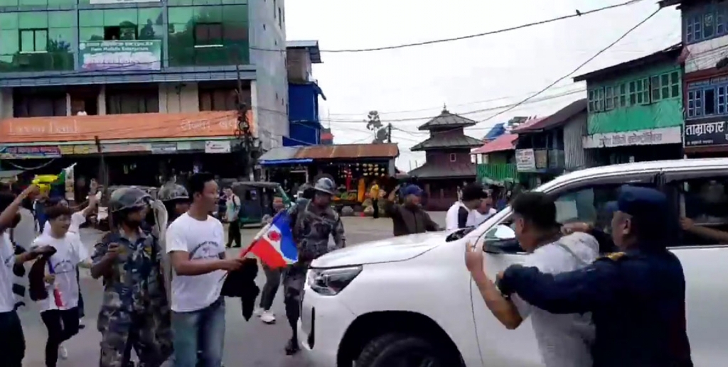 इलाममा योगेश भट्टराईलाई कालो झन्डा देखाइएको प्रति एमालेको आपत्ति