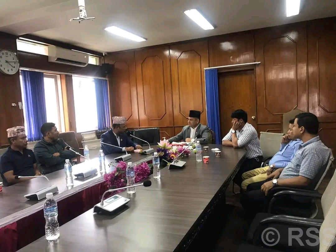 सङ्खुवासभाको हेवाखोलामा तत्काल बेलिब्रिज निर्माण गर्न मन्त्रीसमक्ष माग