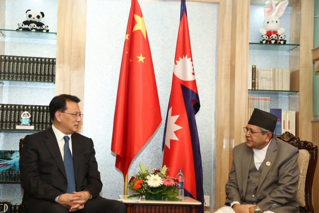 सभामुख र चिनियाँ नेताबीच भेटवार्ता : रसुवागढी-केरुङ रेल मार्गको विकासमा जाेड