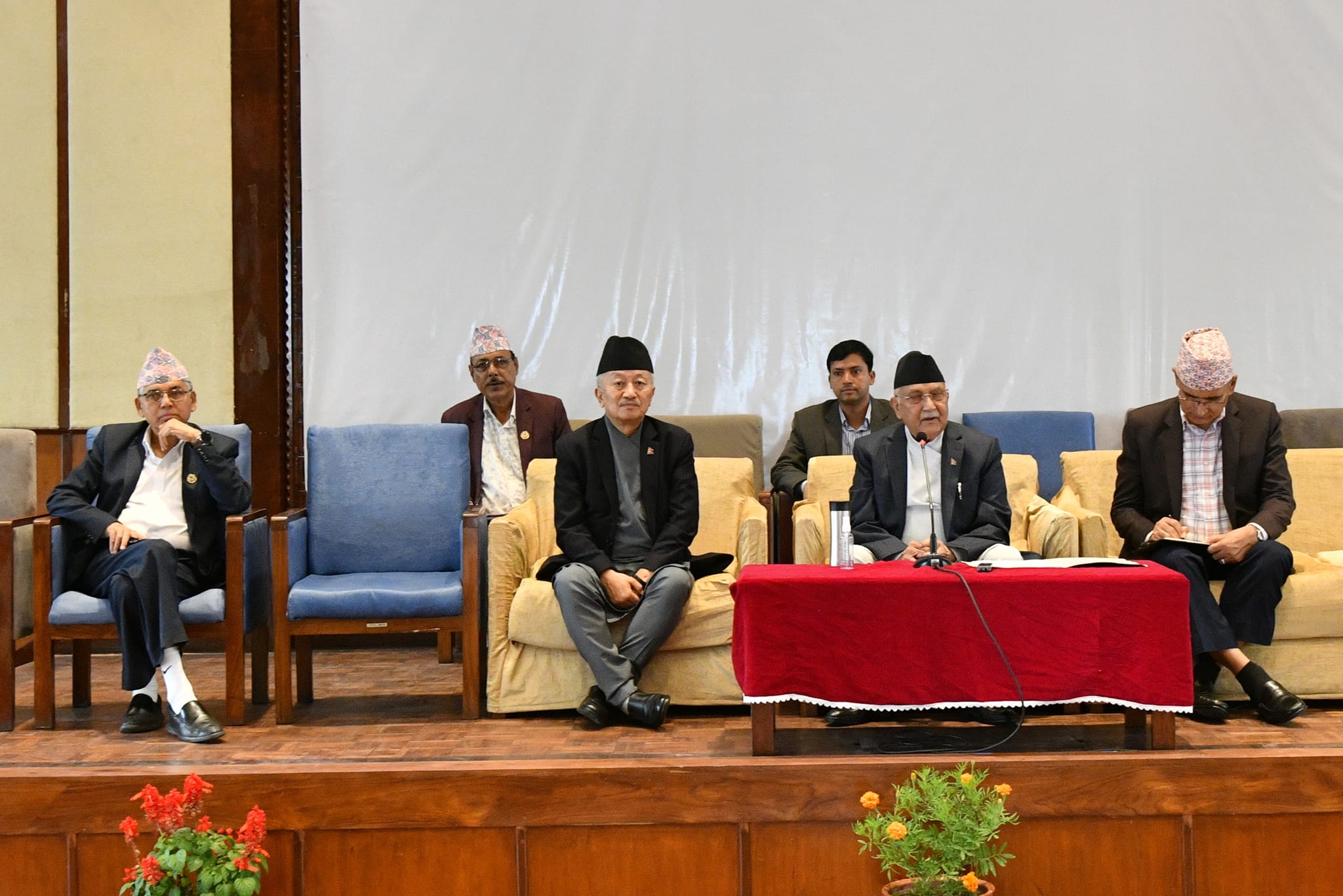 प्रधानमन्त्रीले जनादेशको अपमान गरेको एमालेको निष्कर्ष