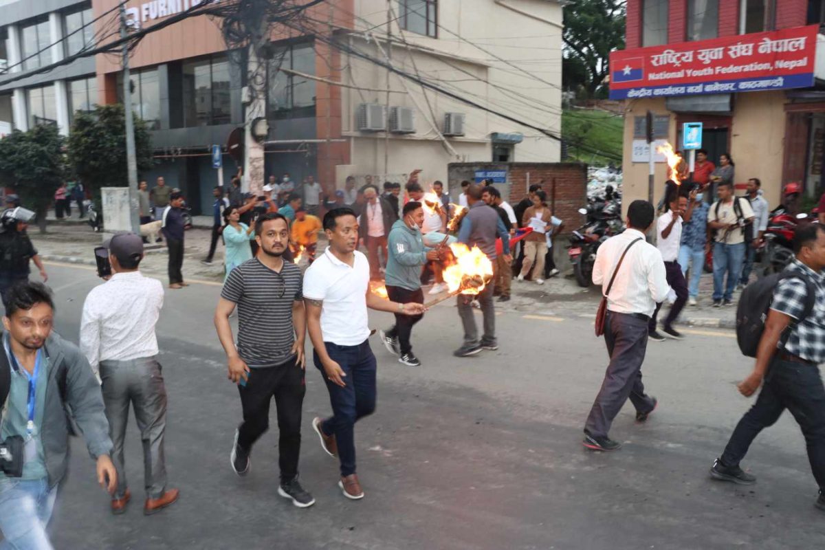 सुन तस्करी प्रकरणमा गृहमन्त्रीको राजीनामा माग्दै युवा संघको मसाल जुलुस (फोटोफिचर)