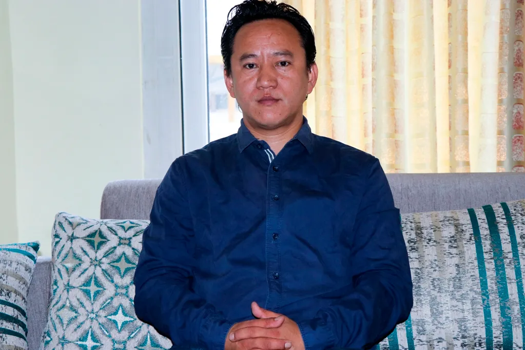 गृहमन्त्रीको राजीनामा माग्दै तरुणदल अध्यक्षले भने– सियो छिर्न नदिने एयरपोर्टबाट कसरी छिर्‍यो त्यत्रो सुन ?