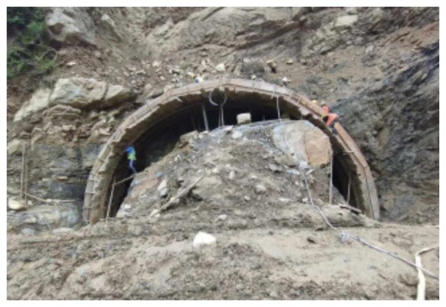 निर्माणाधीन सिद्धबाबा सुरुङमार्गको मुख्य प्रवेशद्वारमा पहिरो खस्यो