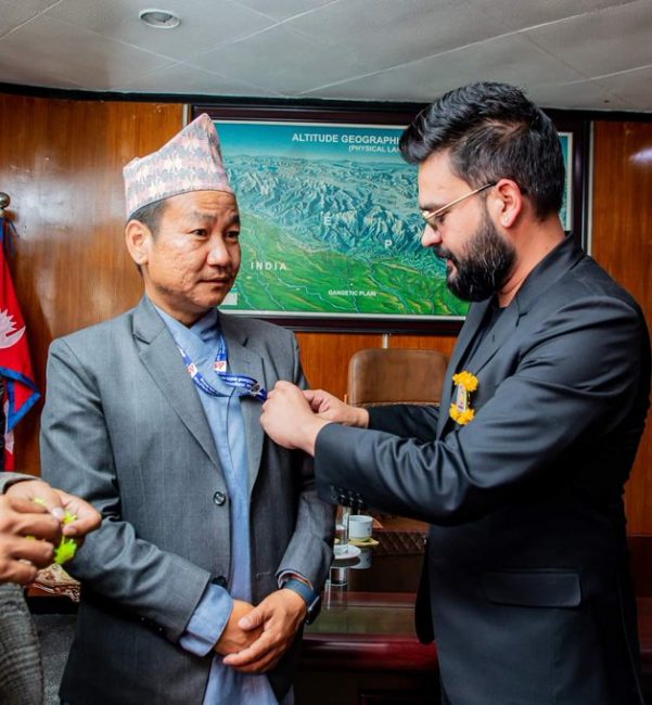 काठमाडौंका मेयरलाई धरानका मेयरको ढाडस, साम्पाहाङ भन्छन्-नडराउनुहोस्