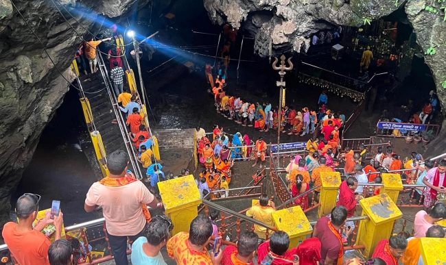 त्रिधार्मिकस्थल हलेसीमा ‘बोलबम’ मेला भर्ने दर्शनार्थीको भीड