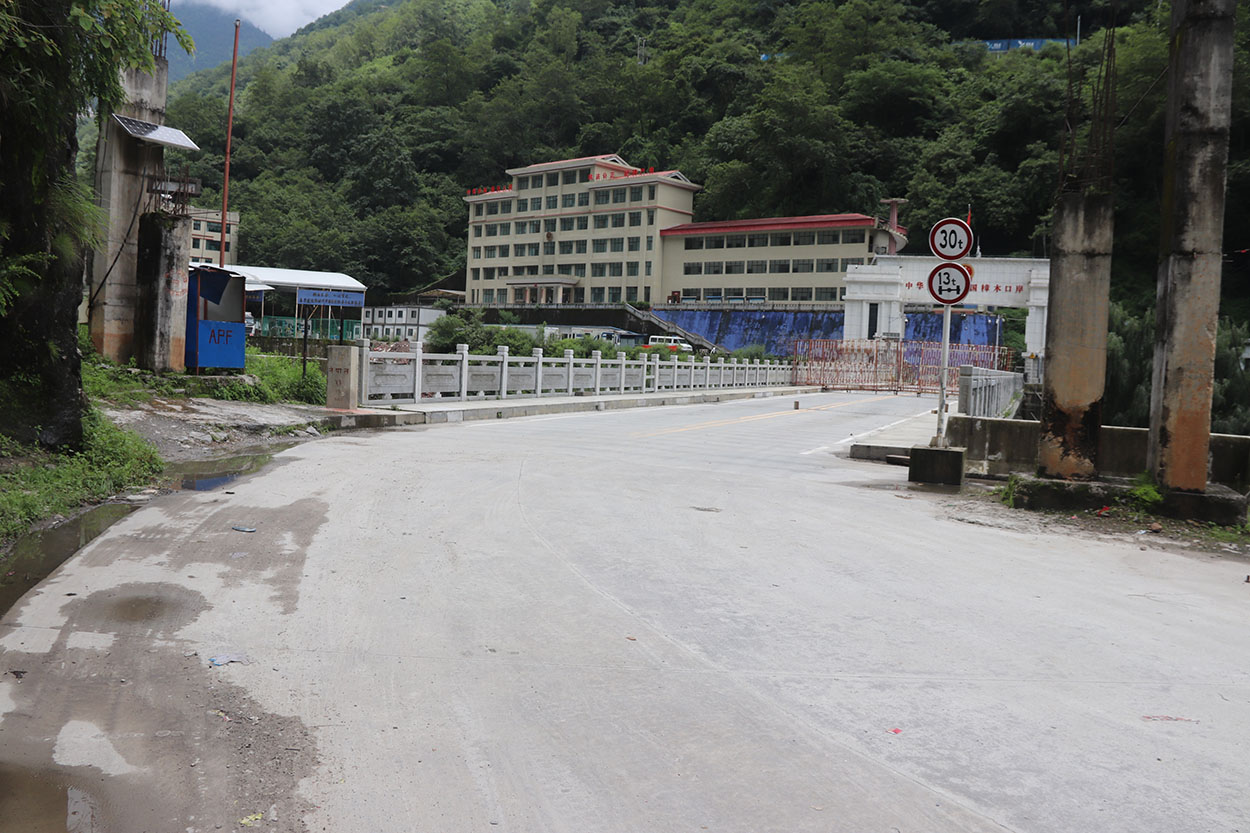 खण्डहर तातोपानी : ‘माथि भिर तल खोला, के गरेर खाने होला ?’