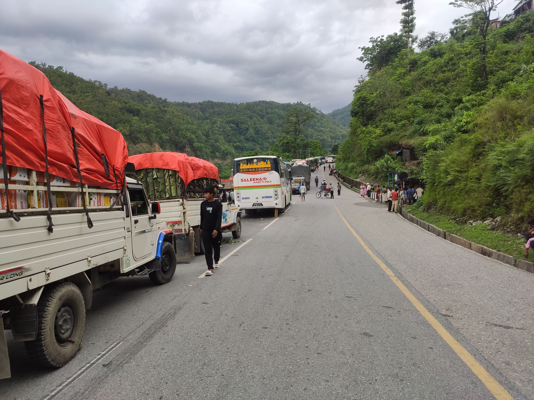 नारायणगढ-मुग्लिन सडक : पहिरो सफा गर्न समय लाग्ने