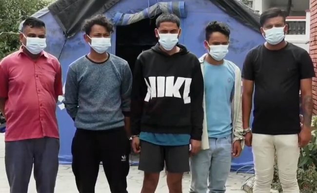 मर्निङवाकमा हिडिरहेका महिलाहरुको सिक्रि लुटपाट गर्ने समूह पक्राउ