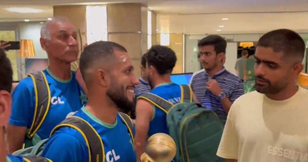 भारतलाई हराएको पाकिस्तानी टोलीलाई बाबर आजमले स्वागत गरे (भिडियो)