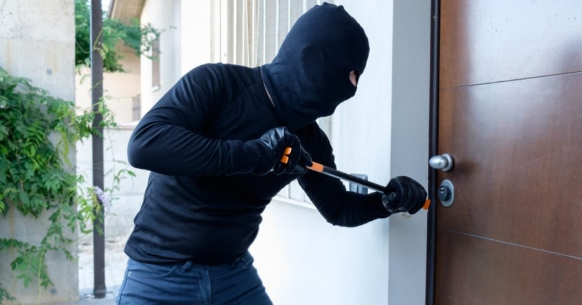 मध्यरातमा प्रहरीको भेषमा ‘चोर’ आएपछि …